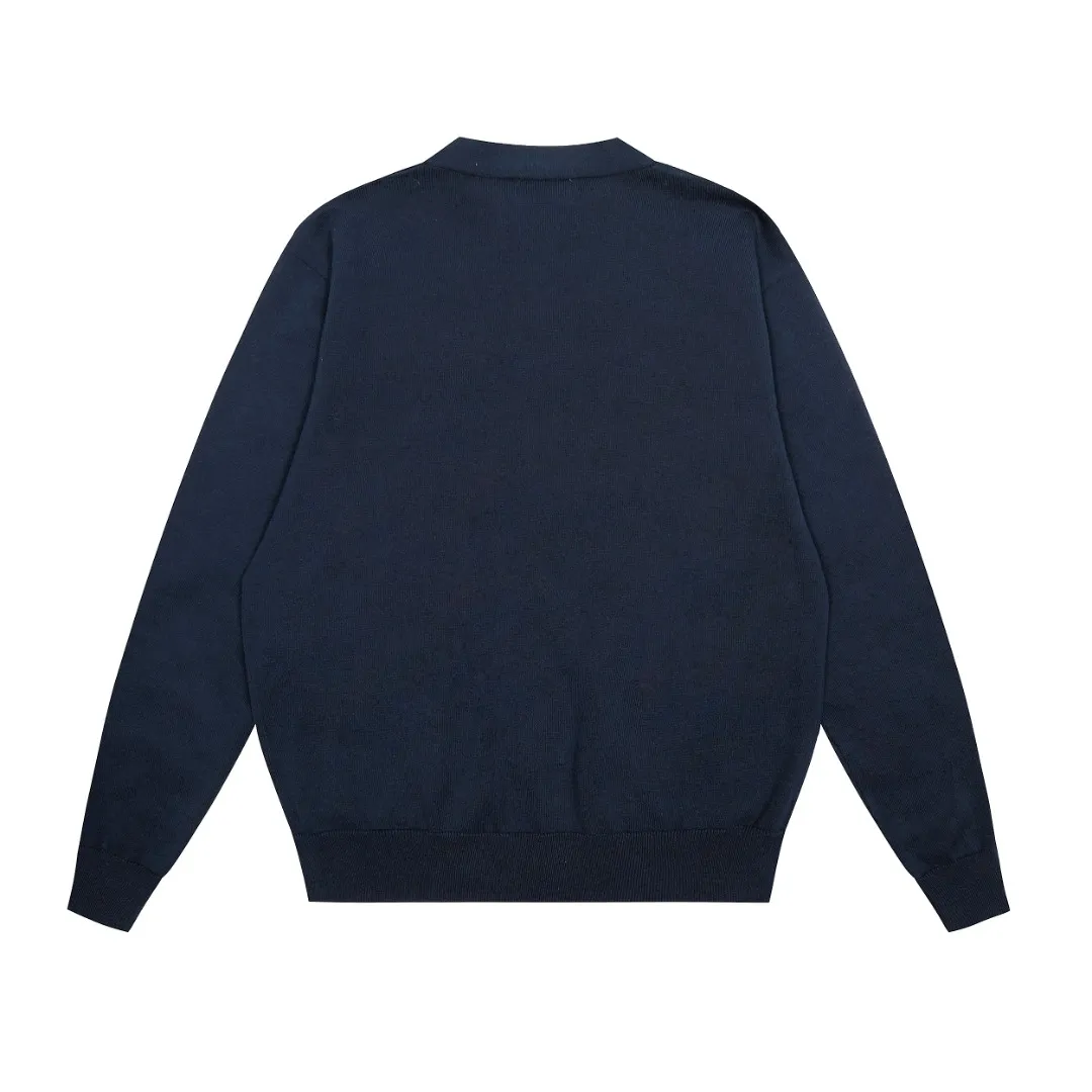 P250 Top quality" Style number: DS813# (not off the shelves all year round) [Ralph Lauren V-neck solid color pony embroidered logo jersey basic cardigan] ✅Ralph Lauren Ralph Lauren classic basic versatile knitted cardigan jacket for men and women couples ✅Main supplier platform live broadcast Wholesale entity Replenish when out of stock Not off the shelf ✅ZP quality 1:1 version Scan the code to enter the GF website Counter quality ✅Detailed quality is the only one in Guangzhou Imported quality cotton yarn, focusing on high-end, cost-effective, good quality needless to say. ✅Restore the original version. The maximum size can be worn up to 180 pounds. Loose, comfortable and stress-free. ✅The upper body is simple and easy to match. A must-have item for ootd. Good-looking clothes are never picky. A must-have for couples of the same style. Size: S-XL. Color: black, off-white, gray, navy.